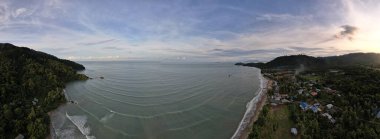 Telok Teluk Melano Sahil Hattı ve Serabang Plajı Sarawak ve Borneo Adası 'nın Tanjung Datu bölgesinin en güney ucunda.