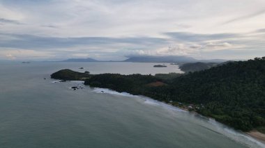 Telok Teluk Melano Sahil Hattı ve Serabang Plajı Sarawak ve Borneo Adası 'nın Tanjung Datu bölgesinin en güney ucunda.