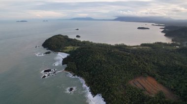 Telok Teluk Melano Sahil Hattı ve Serabang Plajı Sarawak ve Borneo Adası 'nın Tanjung Datu bölgesinin en güney ucunda.