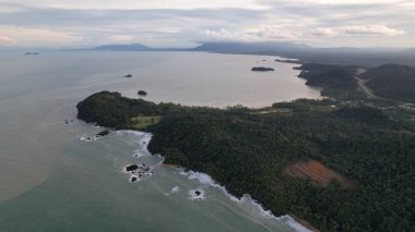 Telok Teluk Melano Sahil Hattı ve Serabang Plajı Sarawak ve Borneo Adası 'nın Tanjung Datu bölgesinin en güney ucunda.