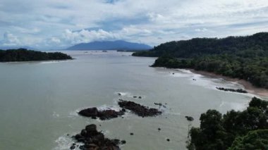 Telok Teluk Melano Sahil Hattı ve Serabang Plajı Sarawak ve Borneo Adası 'nın Tanjung Datu bölgesinin en güney ucunda.