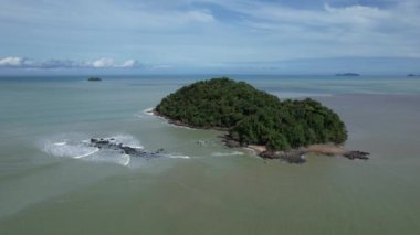 Telok Teluk Melano Sahil Hattı ve Serabang Plajı Sarawak ve Borneo Adası 'nın Tanjung Datu bölgesinin en güney ucunda.