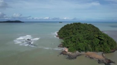 Telok Teluk Melano Sahil Hattı ve Serabang Plajı Sarawak ve Borneo Adası 'nın Tanjung Datu bölgesinin en güney ucunda.