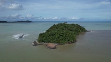 Telok Teluk Melano Sahil Hattı ve Serabang Plajı Sarawak ve Borneo Adası 'nın Tanjung Datu bölgesinin en güney ucunda.