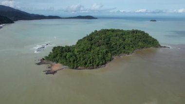 Telok Teluk Melano Sahil Hattı ve Serabang Plajı Sarawak ve Borneo Adası 'nın Tanjung Datu bölgesinin en güney ucunda.