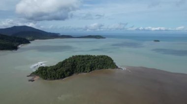 Telok Teluk Melano Sahil Hattı ve Serabang Plajı Sarawak ve Borneo Adası 'nın Tanjung Datu bölgesinin en güney ucunda.