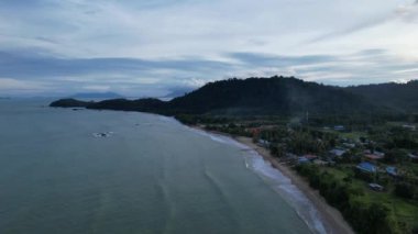 Telok Teluk Melano Sahil Hattı ve Serabang Plajı Sarawak ve Borneo Adası 'nın Tanjung Datu bölgesinin en güney ucunda.