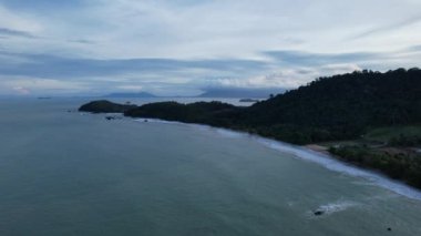Telok Teluk Melano Sahil Hattı ve Serabang Plajı Sarawak ve Borneo Adası 'nın Tanjung Datu bölgesinin en güney ucunda.