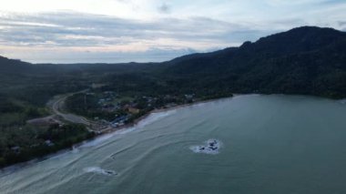 Telok Teluk Melano Sahil Hattı ve Serabang Plajı Sarawak ve Borneo Adası 'nın Tanjung Datu bölgesinin en güney ucunda.