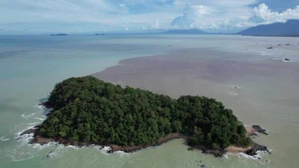 サラワク州とボルネオ島のタンジュン ダトゥ地方の最南端に位置するテルク メラノ海岸線とセラバン海岸 — ストック動画