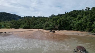 Telok Teluk Melano Sahil Hattı ve Serabang Plajı Sarawak ve Borneo Adası 'nın Tanjung Datu bölgesinin en güney ucunda.