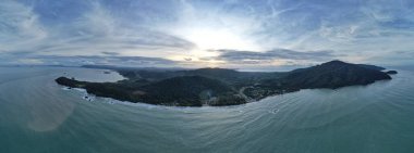 Telok Teluk Melano Sahil Hattı ve Serabang Plajı Sarawak ve Borneo Adası 'nın Tanjung Datu bölgesinin en güney ucunda.