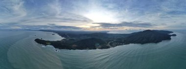 Telok Teluk Melano Sahil Hattı ve Serabang Plajı Sarawak ve Borneo Adası 'nın Tanjung Datu bölgesinin en güney ucunda.