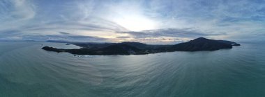 Telok Teluk Melano Sahil Hattı ve Serabang Plajı Sarawak ve Borneo Adası 'nın Tanjung Datu bölgesinin en güney ucunda.