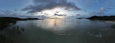 Telok Teluk Melano Sahil Hattı ve Serabang Plajı Sarawak ve Borneo Adası 'nın Tanjung Datu bölgesinin en güney ucunda.