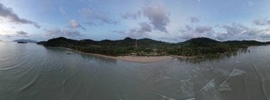 Telok Teluk Melano Sahil Hattı ve Serabang Plajı Sarawak ve Borneo Adası 'nın Tanjung Datu bölgesinin en güney ucunda.