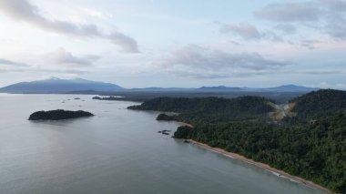 Telok Teluk Melano Sahil Hattı ve Serabang Plajı Sarawak ve Borneo Adası 'nın Tanjung Datu bölgesinin en güney ucunda.