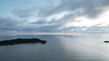 Telok Teluk Melano Sahil Hattı ve Serabang Plajı Sarawak ve Borneo Adası 'nın Tanjung Datu bölgesinin en güney ucunda.