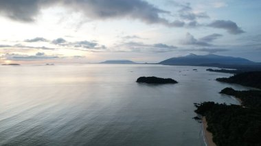 Telok Teluk Melano Sahil Hattı ve Serabang Plajı Sarawak ve Borneo Adası 'nın Tanjung Datu bölgesinin en güney ucunda.