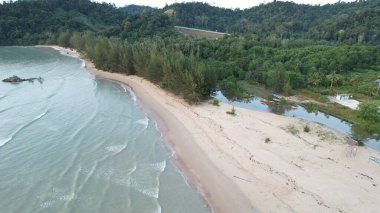 Telok Teluk Melano Sahil Hattı ve Serabang Plajı Sarawak ve Borneo Adası 'nın Tanjung Datu bölgesinin en güney ucunda.