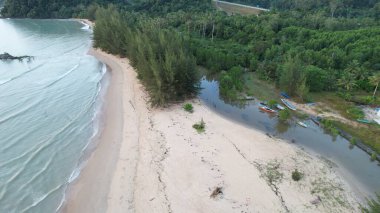Telok Teluk Melano Sahil Hattı ve Serabang Plajı Sarawak ve Borneo Adası 'nın Tanjung Datu bölgesinin en güney ucunda.