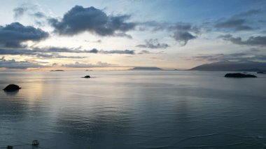 Telok Teluk Melano Sahil Hattı ve Serabang Plajı Sarawak ve Borneo Adası 'nın Tanjung Datu bölgesinin en güney ucunda.