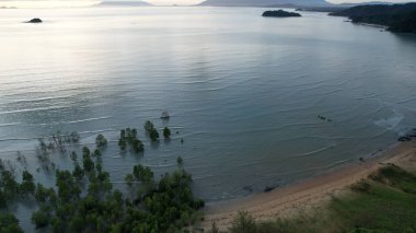 Telok Teluk Melano Sahil Hattı ve Serabang Plajı Sarawak ve Borneo Adası 'nın Tanjung Datu bölgesinin en güney ucunda.