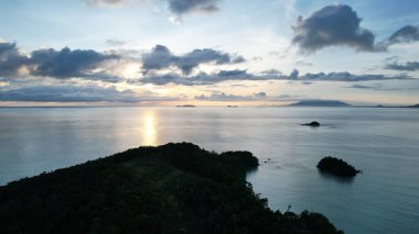 Telok Teluk Melano Sahil Hattı ve Serabang Plajı Sarawak ve Borneo Adası 'nın Tanjung Datu bölgesinin en güney ucunda.