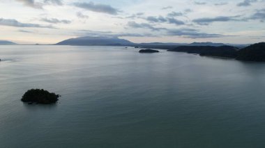 Telok Teluk Melano Sahil Hattı ve Serabang Plajı Sarawak ve Borneo Adası 'nın Tanjung Datu bölgesinin en güney ucunda.