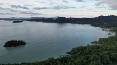 Telok Teluk Melano Sahil Hattı ve Serabang Plajı Sarawak ve Borneo Adası 'nın Tanjung Datu bölgesinin en güney ucunda.