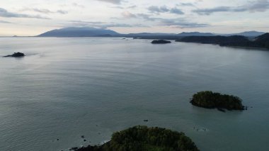 Telok Teluk Melano Sahil Hattı ve Serabang Plajı Sarawak ve Borneo Adası 'nın Tanjung Datu bölgesinin en güney ucunda.
