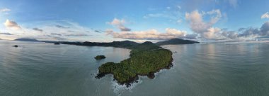 Telok Teluk Melano Sahil Hattı ve Serabang Plajı Sarawak ve Borneo Adası 'nın Tanjung Datu bölgesinin en güney ucunda.
