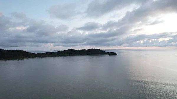 サラワク州とボルネオ島のタンジュン ダトゥ地方の最南端に位置するテルク メラノ海岸線とセラバン海岸 — ストック写真