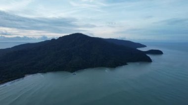 Telok Teluk Melano Sahil Hattı ve Serabang Plajı Sarawak ve Borneo Adası 'nın Tanjung Datu bölgesinin en güney ucunda.