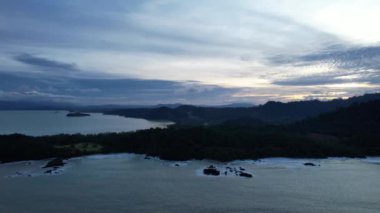 Telok Teluk Melano Sahil Hattı ve Serabang Plajı Sarawak ve Borneo Adası 'nın Tanjung Datu bölgesinin en güney ucunda.