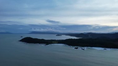Telok Teluk Melano Sahil Hattı ve Serabang Plajı Sarawak ve Borneo Adası 'nın Tanjung Datu bölgesinin en güney ucunda.