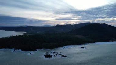 Telok Teluk Melano Sahil Hattı ve Serabang Plajı Sarawak ve Borneo Adası 'nın Tanjung Datu bölgesinin en güney ucunda.