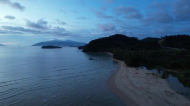 Telok Teluk Melano Sahil Hattı ve Serabang Plajı Sarawak ve Borneo Adası 'nın Tanjung Datu bölgesinin en güney ucunda.