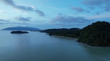Telok Teluk Melano Sahil Hattı ve Serabang Plajı Sarawak ve Borneo Adası 'nın Tanjung Datu bölgesinin en güney ucunda.