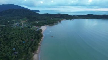 Telok Teluk Melano Sahil Hattı ve Serabang Plajı Sarawak ve Borneo Adası 'nın Tanjung Datu bölgesinin en güney ucunda.