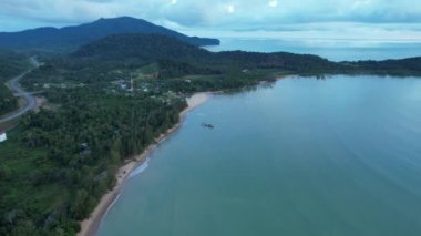 Telok Teluk Melano Sahil Hattı ve Serabang Plajı Sarawak ve Borneo Adası 'nın Tanjung Datu bölgesinin en güney ucunda.