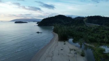 Telok Teluk Melano Sahil Hattı ve Serabang Plajı Sarawak ve Borneo Adası 'nın Tanjung Datu bölgesinin en güney ucunda.