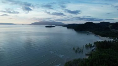Telok Teluk Melano Sahil Hattı ve Serabang Plajı Sarawak ve Borneo Adası 'nın Tanjung Datu bölgesinin en güney ucunda.