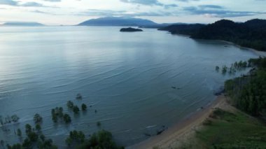 Telok Teluk Melano Sahil Hattı ve Serabang Plajı Sarawak ve Borneo Adası 'nın Tanjung Datu bölgesinin en güney ucunda.