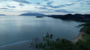 Telok Teluk Melano Sahil Hattı ve Serabang Plajı Sarawak ve Borneo Adası 'nın Tanjung Datu bölgesinin en güney ucunda.