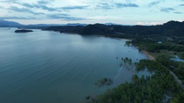 Telok Teluk Melano Sahil Hattı ve Serabang Plajı Sarawak ve Borneo Adası 'nın Tanjung Datu bölgesinin en güney ucunda.