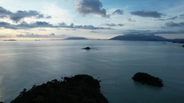 Telok Teluk Melano Sahil Hattı ve Serabang Plajı Sarawak ve Borneo Adası 'nın Tanjung Datu bölgesinin en güney ucunda.