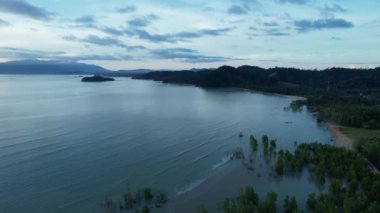 Telok Teluk Melano Sahil Hattı ve Serabang Plajı Sarawak ve Borneo Adası 'nın Tanjung Datu bölgesinin en güney ucunda.