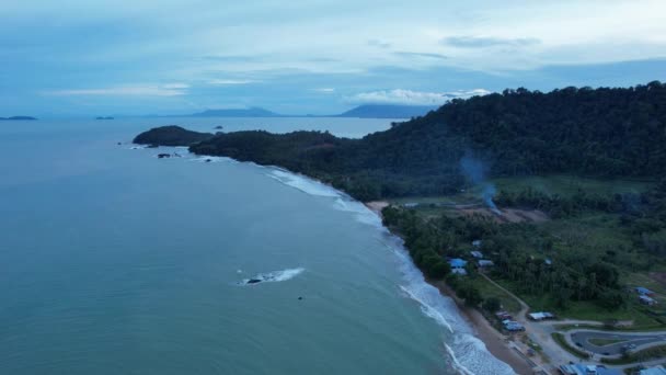 沙捞越和婆罗洲岛Tanjung Datu部分最南端的Telok Teluk Melano Coastline和Serabang海滩 — 图库视频影像