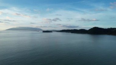 Telok Teluk Melano Sahil Hattı ve Serabang Plajı Sarawak ve Borneo Adası 'nın Tanjung Datu bölgesinin en güney ucunda.